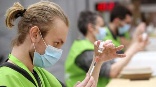 Εμβόλια: Η ΕΕ παρέλαβε εκατομμύρια λιγότερες δόσεις τον Μάρτιο- Εκοψε τις παραδόσεις η AstraZeneca