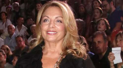 Με αέρινο φόρεμα στην Ιθάκη η Άντζελα Γκερέκου | Πάντρεψε φιλικό της ζευγάρι