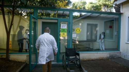 Ο Πανελλήνιος Ιατρικός Σύλλογος ζητά απαλλαγή ή περιορισμό της ιατρικής ευθύνης όσο κρατά η πανδημία