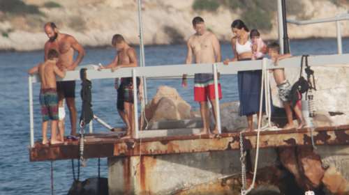 Χαλαρές στιγμές: Στη Βουλιαγμένη για μπάνιο Βασίλης Σπανούλης &amp; Ολυμπία Χοψονίδου με τα παιδιά τους [ΕΙΚΟΝΕΣ]