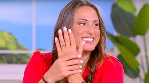 Πρόταση γάμου στην Ασημίνα Χατζηανδρέου από τον Χρήστο Δάντη; Η εμφάνιση με μονόπετρο στην εκπομπή της Φαίης Σκορδά