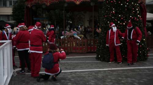 Ανοιχτά τα καταστήματα σήμερα Κυριακή: Το εορταστικό ωράριο για εμπορικά και πολυκαταστήματα