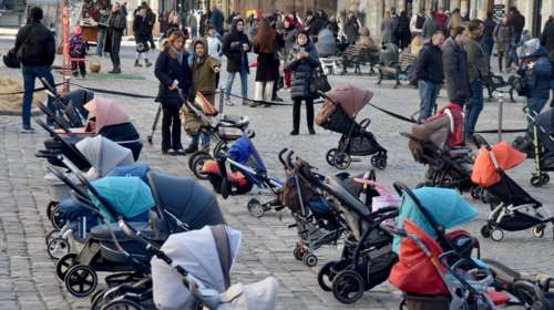 Γροθιά στο στομάχι: 109 άδεια παιδικά καρότσια για τα 109 νεκρά παιδιά στον πόλεμο στην Ουκρανία [Eικόνες]