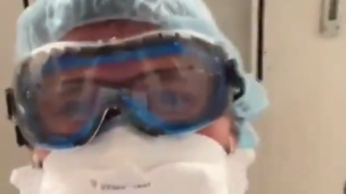 ΗΠΑ: Γιατρός αναπαριστά τι βλέπουν οι ασθενείς που πεθαίνουν από κορονοϊό - &quot;Ελπίζω να μην είναι έτσι οι τελευταίες σας στιγμές&quot; [Βίντεο]