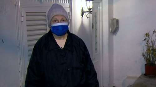 Απάνθρωπο: Πετάνε στο δρόμο δύο αδελφές γιατί... ενοχλεί ο σκύλος τους - Η μία έχει καρκίνο