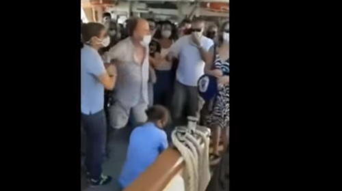 Βενετία: Επιβάτες πέταξαν έξω από πλοιάριο τουρίστα που δεν φορούσε μάσκα και κορόιδευε το πλήρωμα! [Βίντεο]