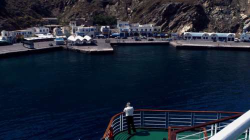 Συναγερμός στη Σαντορίνη: Προσέκρουσε στο λιμάνι του Αθηνιού το οχηματαγωγό Olympus