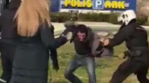 Ν. Σμύρνη - Η μαρτυρία του 29χρονου Αλέξανδρου: Με χτύπησαν με το μεταλλικό πτυσσόμενο γκλοπ στο πίσω μέρος του κεφαλιού μου