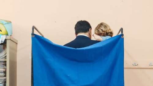 Εκλογές: Αγκαλιά με τον γιο του ψήφισε ο Βασίλης Κικίλιας - &quot;Εκεί που σιωπούν όλοι&quot;