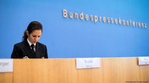 DW: Χριστίνα Ρούτση - Ποια είναι η Ελληνίδα εκπρόσωπος Τύπου στο γερμανικό υπουργείο Άμυνας [Εικόνες]