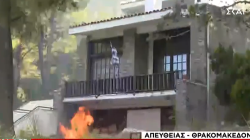 Φωτιά Θρακομακεδόνες: Η στιγμή που οι φλόγες μπαίνουν σε σπίτι- Οι ιδιοκτήτες αρνούνται να φύγουν