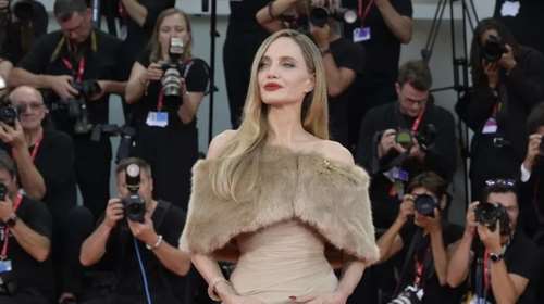 H χειρονομία της Aντζελίνα Τζολί στο κόκκινο χαλί της Βενετίας για την οποία μιλούν όλοι