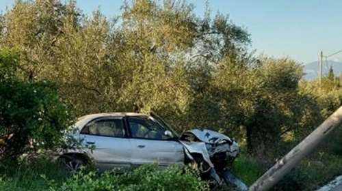 Λαμία: Αυτοκίνητο με τέσσερις γυναίκες σφηνώθηκε σε τσιμεντένια κολόνα [εικόνες]