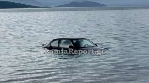Φθιώτιδα: 75χρονος οδηγός έκανε βουτιά με το αυτοκίνητο στη θάλασσα του Θεολόγου  [Εικόνες]