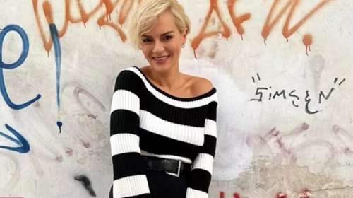 Έλενα Χριστοπούλου: Συνδύασε το midi floral φόρεμά της με τις μπότες που πρέπει οπωσδήποτε να έχεις στη συλλογή σου