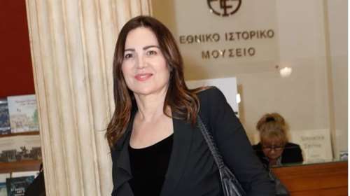 Bίκυ Φλέσσα: Κομψή στην παρουσίαση του νέου της βιβλίου - Τα ιδιαίτερα πέδιλά της