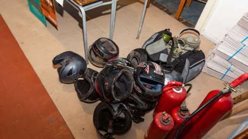 Τι βρήκε η ΕΛ.ΑΣ μέσα στην κατάληψη στα Εξάρχεια: Πυροσβεστήρες, κράνη, κοντάρια [εικόνες]