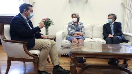 Έκληση Τσίπρα στους πολίτες: Αγνοήστε τον ανεύθυνα διχαστικό λόγο του Μητσοτάκη και εμβολιαστείτε [Εικόνες]