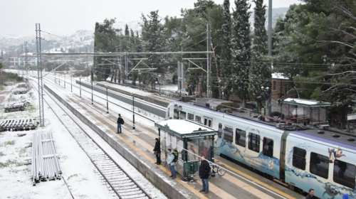 Προβλήματα και στα τρένα με πεσμένα δέντρα: Μικρός εκτροχιασμός Προαστιακού στις Αχαρνές - Ζημιές σε συρμό