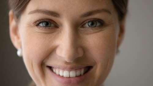 Άφθες στο στόμα: Τα αίτια και πότε μπορεί να υποδηλώνουν προβλήματα υγείας