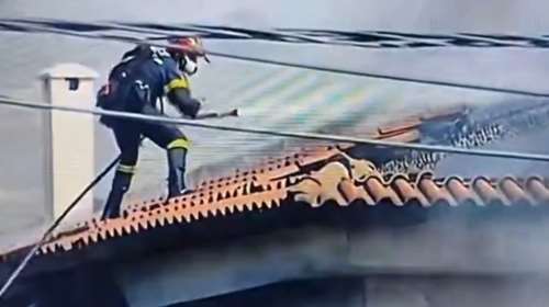 Η συγκλονιστική στιγμή που πυροσβέστης ανεβαίνει σε σκεπή φλεγόμενου σπιτιού στην Παλαιά Φώκαια [βίντεο]