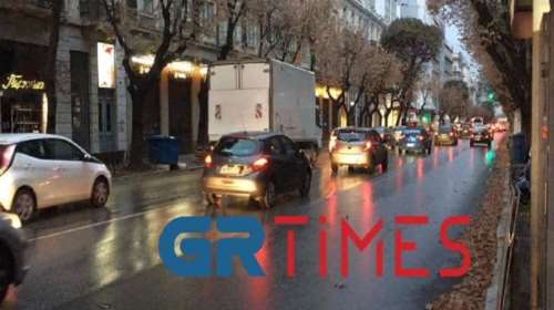 Θεσσαλονίκη: Ποιο lockdown; Απίστευτο μποτιλιάρισμα στην Τσιμισκή [βίντεο]