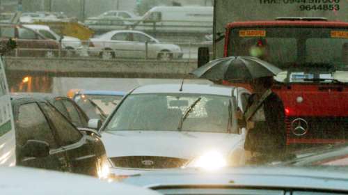 Κόλαση η Αθήνα: Χάος στους δρόμους από τη βροχή και τη διακοπή στα δρομολόγια του Μετρό