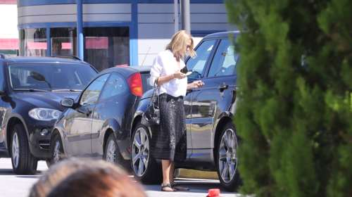 Τζένη Μπαλατσινού: Στα κατακόκκινα σε βραδινή έξοδο με θέα την Ακρόπολη