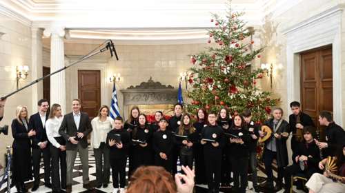 Τα κάλαντα των Χριστουγέννων στον Πρωθυπουργό από το Μουσικό Σχολείο Αλίμου
