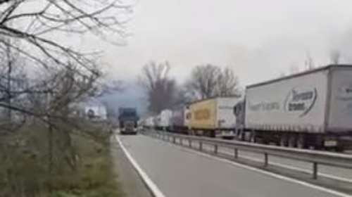 Προμαχώνας: Ταλαιπωρία και ουρά χιλιομέτρων - Μόνο ένας αστυνομικός διενεργεί ελέγχους [Βίντεο]