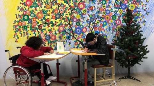 Θεσσαλονίκη: Μαθητές σχολείων ειδικής αγωγής ἐστειλαν κάρτες στους γιατρούς που αγωνίζονται με τον κορονοϊό