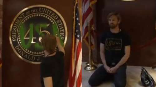 ΗΠΑ: Ακτιβιστής εισέβαλε στον πύργο του Τραμπ και έβαψε με πράσινη μπογιά – Άνοιξε πανό που έγραφε &quot;game over&quot;