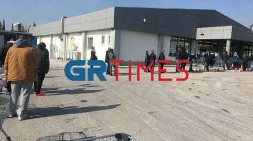 Θεσσαλονίκη: Χαμός έξω από τα σούπερ μάρκετ με ουρές δεκάδων μέτρων [εικόνες]