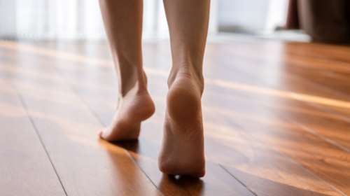 Γιατί πονάμε όταν πατάμε το πέλμα στο πάτωμα; Και πώς αντιμετωπίζεται;