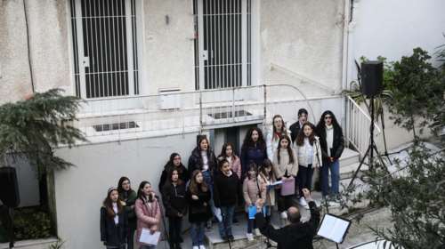 Μια αγκαλιά αλληλεγγύης άνοιξε απόψε μπροστά στο σπίτι του Μίκη Θεοδωράκη έως την Τουρκία και τη Συρία [Βίντεο]