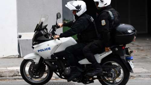 Χειροπέδες σε δύο αστυνομικούς για κλοπή και παράνομη βία - Το περιστατικό στον  Άγιο Παντελεήμονα που τους &quot;&#39;έκαψε&quot;