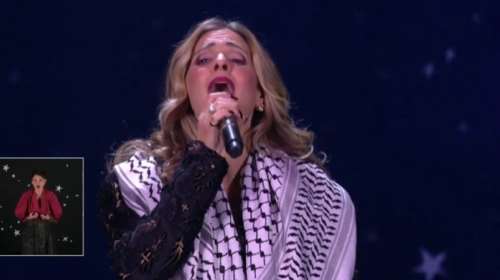 Νατάσα Μποφίλιου: Με παλαιστινιακή μαντίλα στο Σύνταγμα ερμήνευσε το &quot;Τίποτα δεν πάει χαμένο&quot; [βίντεο]