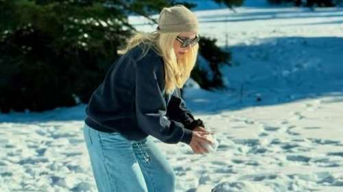 H Ελένη Μενεγάκη φτιάχνει χιονάνθρωπο με τη μικρή Μαρίνα - Δείτε πόσο έχει ψηλώσει η κόρη της