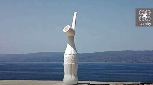 Ενα αναψυκτικό και μια πίπα: Η πιο παράξενη καλλιτεχνική σύνθεση σε ένα διάσημο ελληνικό νησί [βίντεο]