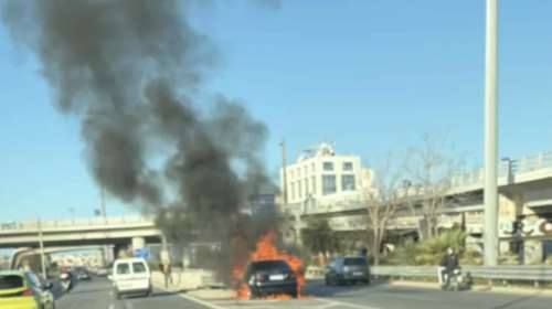 Ποσειδώνος: Στις φλόγες αυτοκίνητο στο ύψος του Μοσχάτου - Διεκόπη η κυκλοφορία
