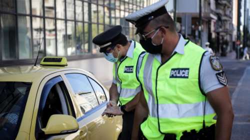 Πώς ταξιτζής &quot;ξάφριζε&quot; ηλικιωμένους επιβάτες- Τους έβαζε να πληρώνουν με κάρτες και τους έκλεβε το PIN