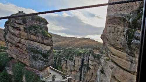 Η  μαγεία των Μετεώρων - Πτήση με το &quot;καλαθάκι&quot; της Μονής Βαρλαάμ [βίντεο]