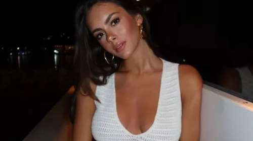 Σωστό μοντέλο | Η Νταίζη Νίκα ποζάρει με bodycon φόρεμα σε εξωτική τοποθεσία