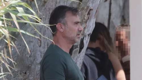 Γιώργος Καπουτζίδης: Μας ανοίγει το υπνοδωμάτιο του σπιτιού του στην Αίγινα