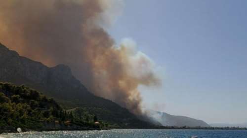 Μεγάλη πυρκαγιά στο Δερβενάκι στη Μαμουσιά Αιγίου - Πλησιάζει σπίτια [εικόνες]