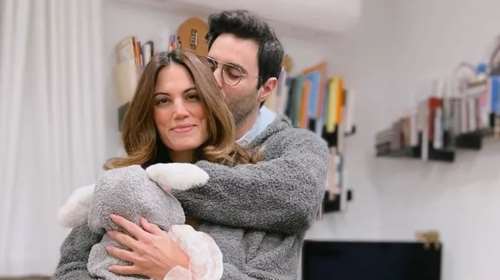 Ο Ίαν Στρατής τραγουδάει για την τεσσάρων μηνών κόρη του, μέσα από το δωμάτιό της, και "λιώνει" το Instagram