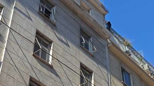 Συναγερμός στο κέντρο της Αθήνας: Άνδρας απειλεί να πέσει από ταράτσα στην οδό Σωκράτους