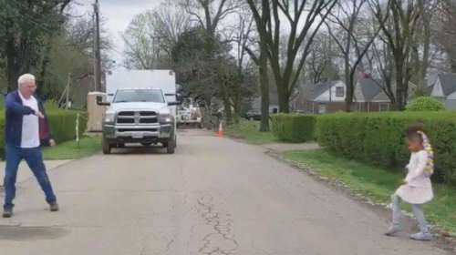 Viral ο χορός μικρούλας με τον παππού της από απόσταση λόγω κορονοϊού [Βίντεο]