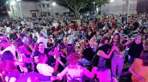 Προκλητικό κορονο-πάρτι στην Αλίαρτο: Συνωστισμός παρουσία βουλευτών ΝΔ - ΣΥΡΙΖΑ και δημάρχων