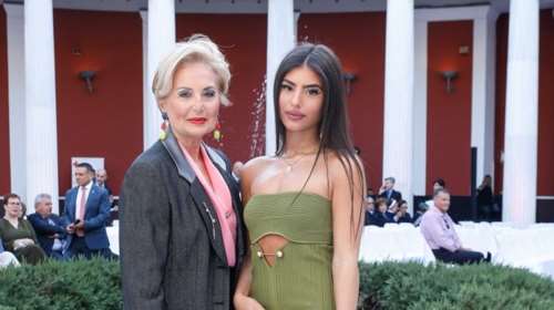 Η Δέσποινα Γιαννακοπούλου τραγουδά και χορεύει, φορώντας ένα mini μαύρο φόρεμα και ενθουσιάζει το TikTok